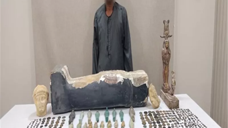 ضبط مزارع ببني سويف بحوزته 533 قطعة أثرية بقصد الاتجار