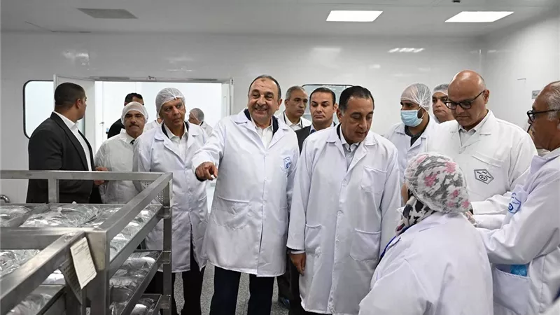 تفقد مصانع استراتيجية للأدوية.. تحركات حكومية جديدة لتوطين صناعة الدواء