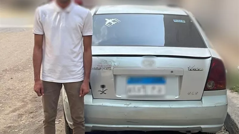 لتفادي المخالفات.. ضبط قائد سيارة طمس لوحاتها المعدنية أعلى كوبرى بالجيزة