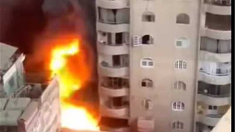 المعاينة تكشف تفاصيل حريق السلام.. النيران التهمت مخزن قطع غيار وامتدت لعقارين مجاورين