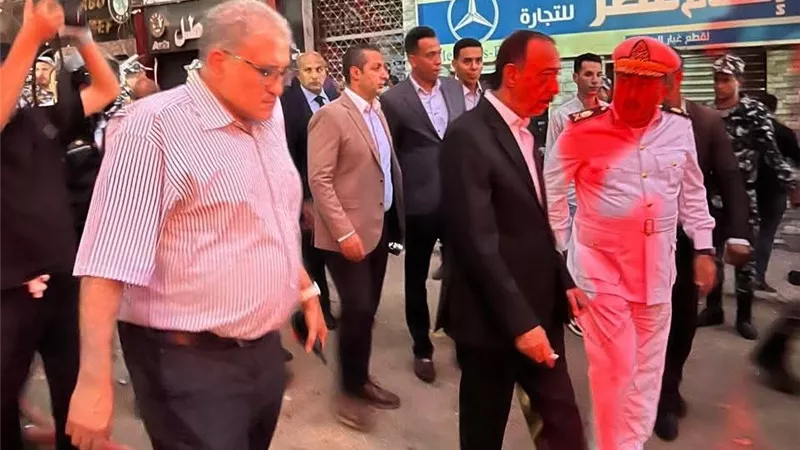 السيطرة على حريق مخزن السلام.. ومدير الأمن يتفقد موقع الحادث 