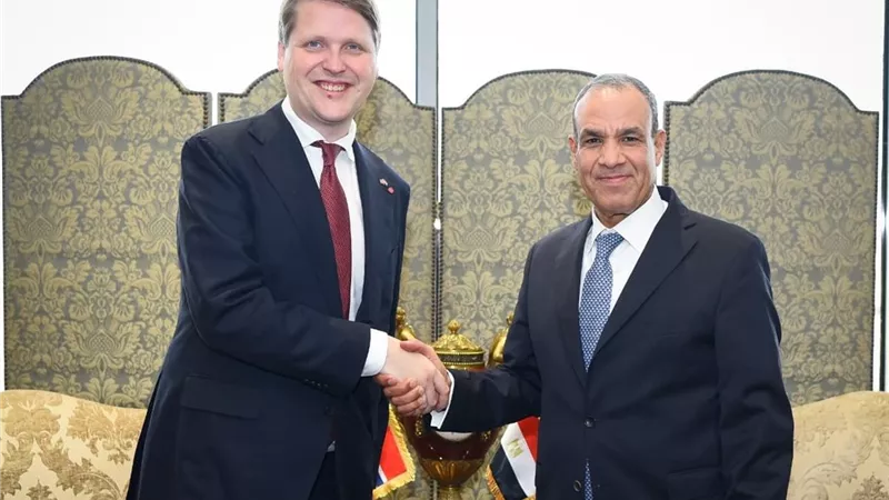 وزير الخارجية يبحث مع نظيره النرويجي تعزيز التعاون الثنائي ودعم المشروعات التنموية 