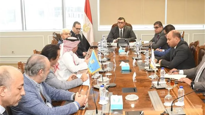 وزير الإسكان يبحث مع رئيس المنظمة العربية للسياحة تعزيز التعاون في الاستثمار السياحي بالمدن الجديدة