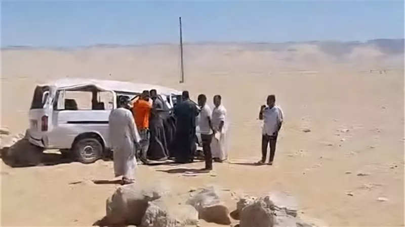إصابة 5 أشخاص في انقلاب ميكروباص بطريق السويس الصحراوي