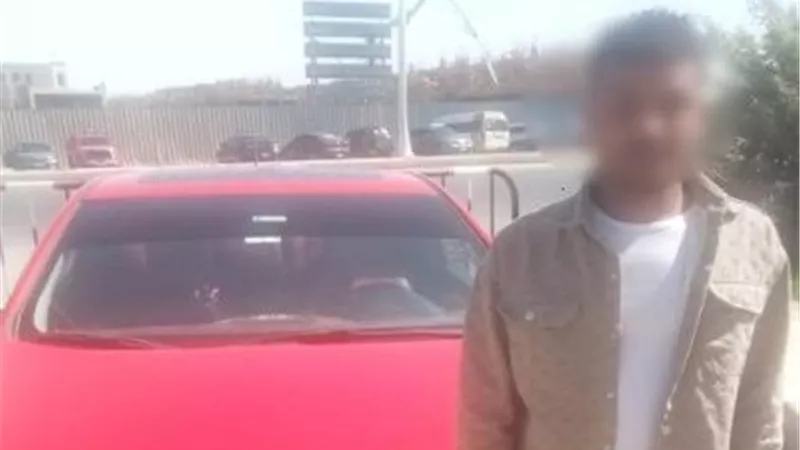 مشهد مستفز في قلب القاهرة الجديدة.. شاب يشعل غضب السوشيال ميديا بإشارات خادشة