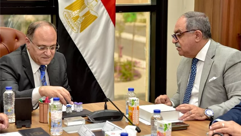 تعاون بين هيئة الدواء وفاكسيرا لتوطين تكنولوجيا تصنيع اللقاحات في مصر
