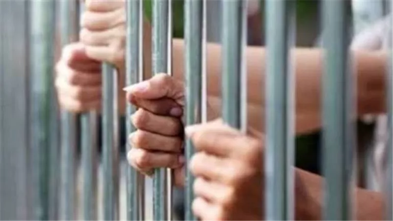 حبس طالبين لاتهامهما بسرقة 400 ألف جنيه ومشغولات ذهبية من شقة بالهرم