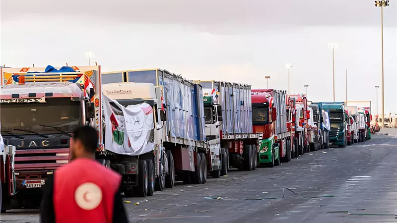 الهلال الأحمر المصري يطلق 400 شاحنة بحمولة 9 آلاف طن مساعدات لغزة