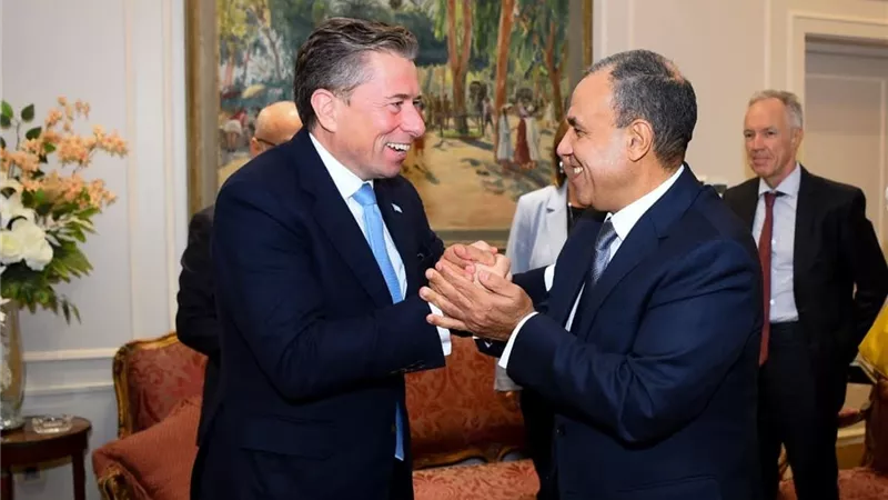 وزير الخارجية يستقبل وكيل الأمين العام للشئون الإنسانية