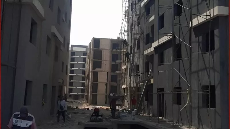 مصرع عامل وإصابة آخر إثر سقوطهما من أعلى سقالة بمدينة السادات