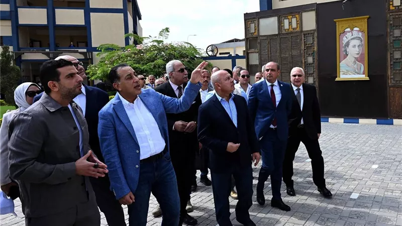مدبولي يتفقد مدرسة 