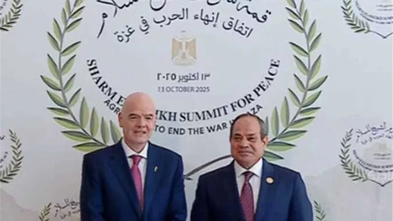 السيسي يستقبل رئيس الفيفا على هامش قمة السلام بشرم الشيخ