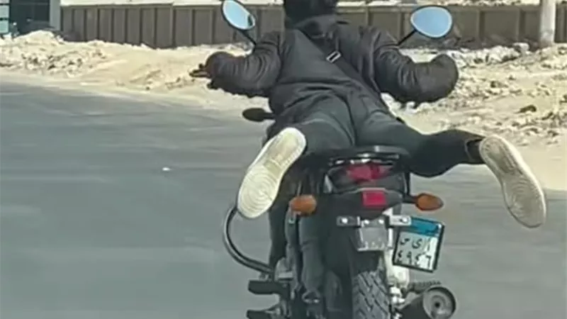 الداخلية تفحص فيديو لشاب يقود دراجة نارية بطريقة استعراضية خطرة
