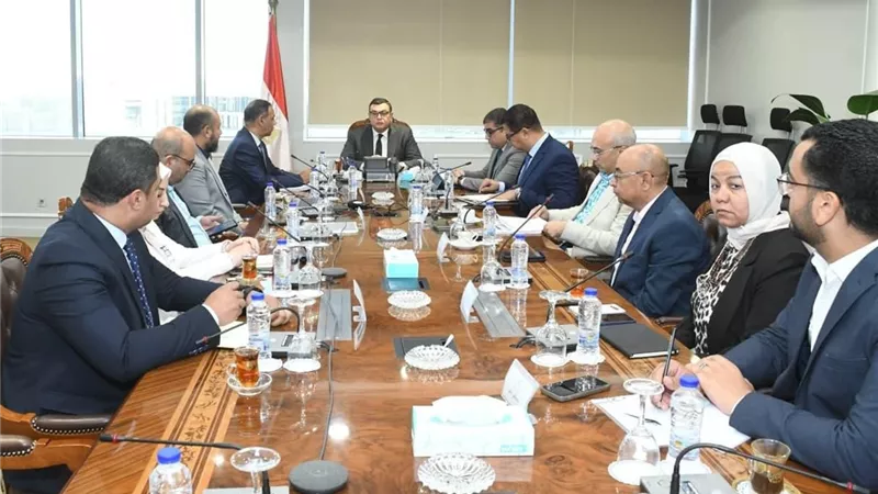 وزير الإسكان يتابع تنفيذ مشروع 