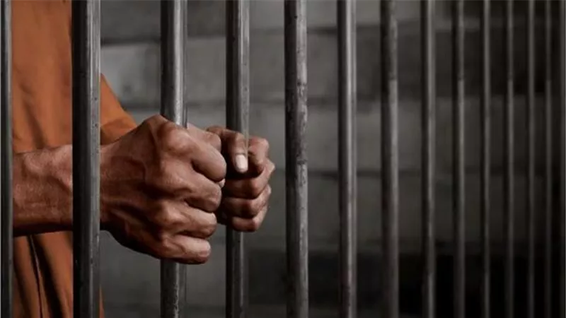 التحقيق مع عامل شرع في قتل كهربائي بسبب خلافات الجيرة في أسيم