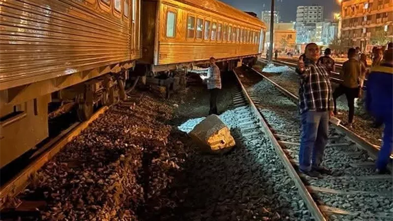 تفاصيل حادث خروج عربة من قطار الصعيد رقم 990 عن القضبان في سوهاج (صور)