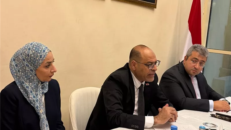 وزير العمل يلتقي ممثلي الجالية المصرية في قطر ..ويستمع إلى استفساراتهم