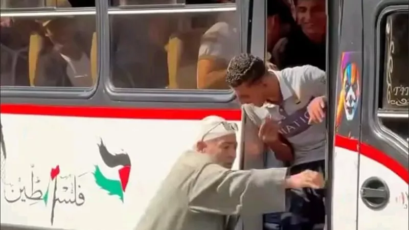 الأمن يفحص فيديو سقوط مسن أثناء محاولة ركوب أتوبيس بالمنصورة (صور)