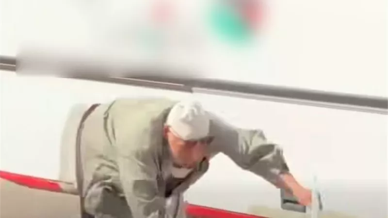 تفاصيل واقعة سقوط مسن بسبب منع مساعد سائق من ركوبه أتوبيس بالدقهلية