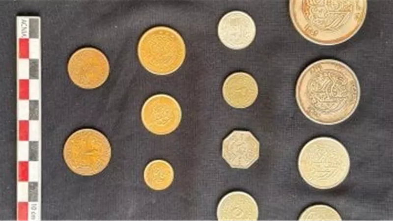 اكتشاف كبسولة رصاصية نادرة تحتوي على مجموعة عملات تاريخية في الإسكندرية