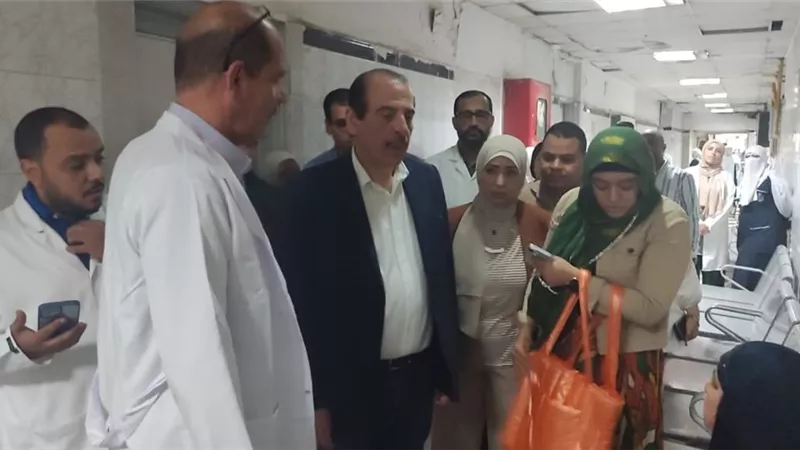 نائب وزير الصحة يتفقد مستشفيات الفيوم ويصرف مكافآت للعاملين بمستشفى الصدر
