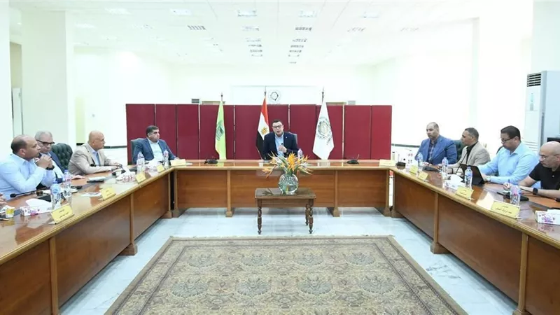 وزير الإسكان يشدد على التصدي بكل حسم لحالات مخالفات البناء بالمدن الجديدة