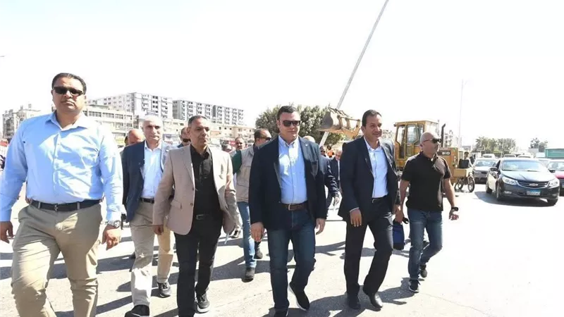 وزير الإسكان يتفقد الطرق والمحاور والميادين بمدينة العاشر من رمضان