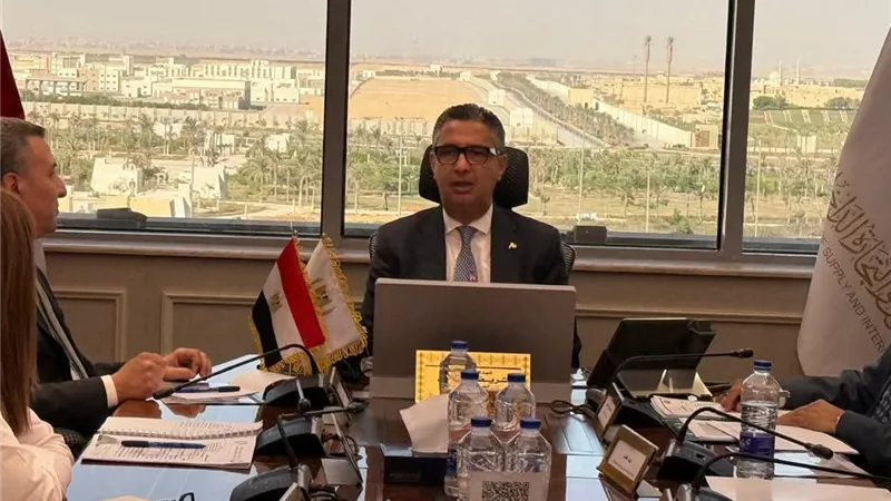 وزير التموين يتابع استقرار الأسواق بعد تحريك أسعار البنزين