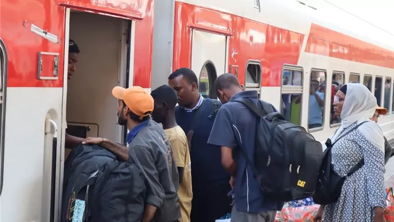 ضمن جهود الدعم الإنساني.. قطار جديد يُقل الأشقاء السودانيين في طريق عودتهم للوطن