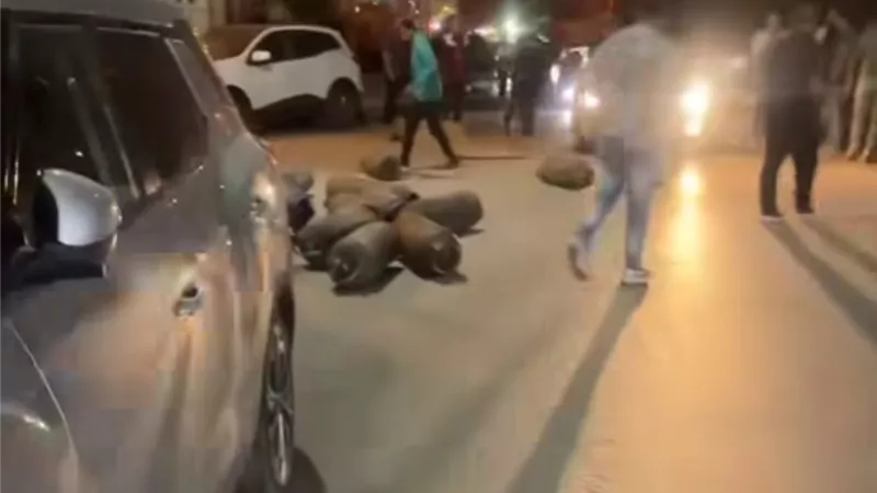 القصة الكاملة لـ انقلاب سيارة محملة بأسطوانات غاز بالمعادي وإصابة قائدها (صور)