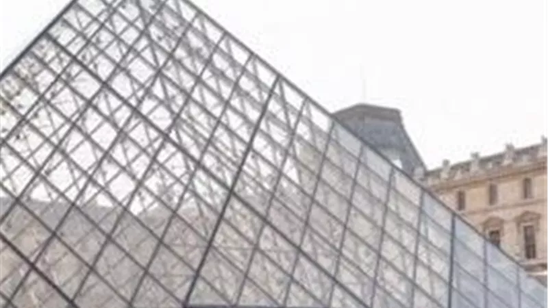 سرقة القرن في متحف اللوفر.. عملية محكمة استغرقت 7 دقائق فقط
