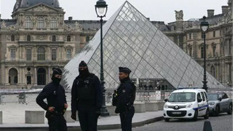 سرقة القرن في باريس.. تفاصيل  نهب مجوهرات نابليون والإمبراطورة أوجيني من متحف اللوفر خلال 7 دقائق