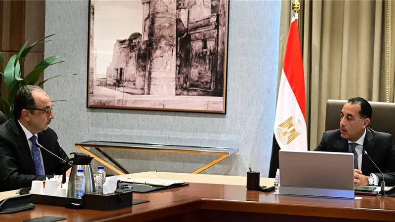 مدبولي يستعرض مع وزير قطاع الأعمال الفرص الاستثمارية في قطاعي السياحة والتشييد