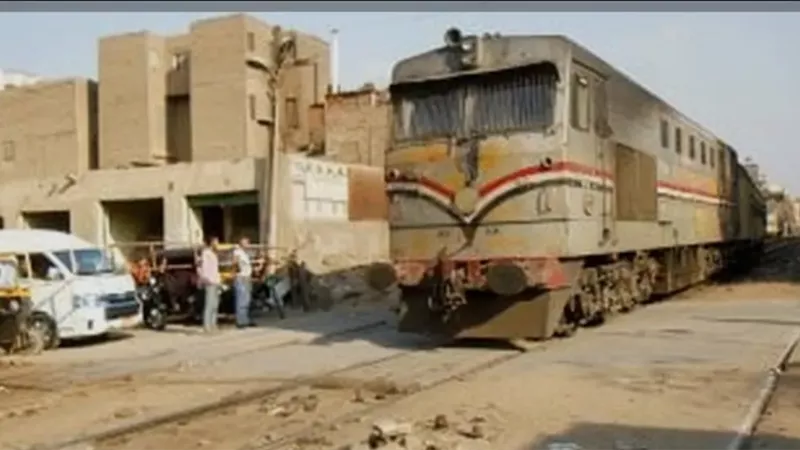 ثوانٍ من الرعب تنتهي ببطولة.. مراقب مزلقان ينقذ سيدة من موت محقق