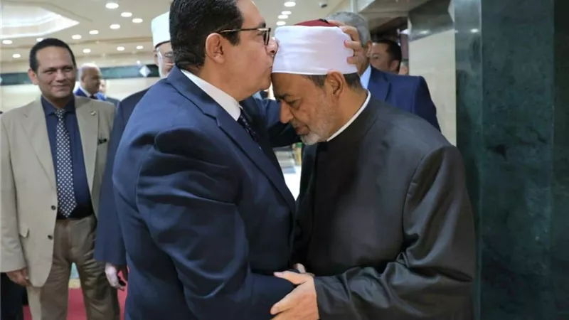 شيخ الأزهر يستقبل رئيس جامعة القاهرة ويوقعان بروتوكول تعاون مشترك