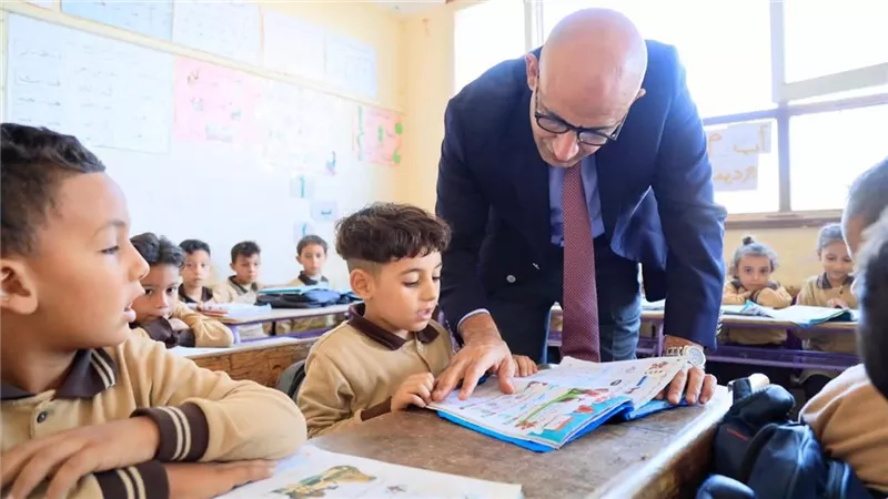 وزير التعليم يتفقد مدارس أسيوط ويشيد بانضباط الطلاب وتفاعل المعلمين مع المناهج الجديدة