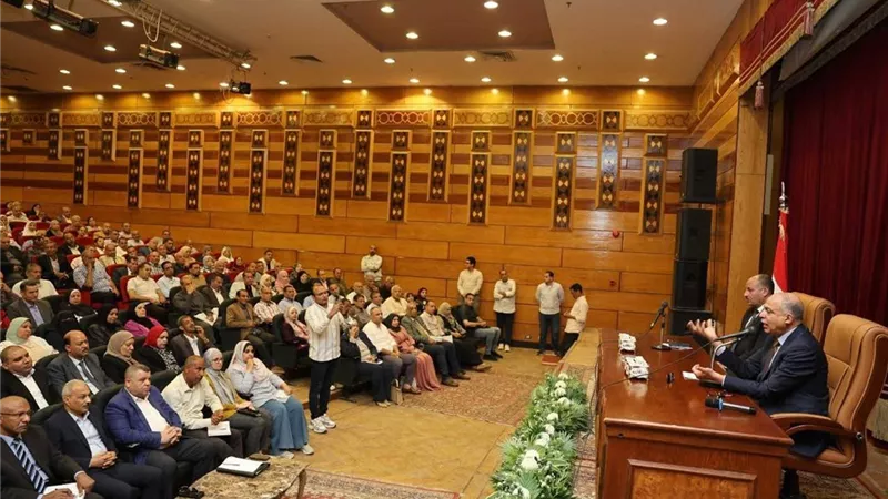 محافظ المنيا يناقش تحديات التعليم ويوجه بتحسين بيئة المدارس ورفع كفاءتها