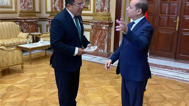 رئيس حزب الوعي يتسلم كارنيه عضوية مجلس الشيوخ لدور الانعقاد 2025