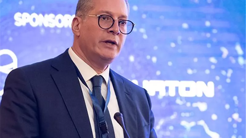 من موقع المشروع بالعلمين.. وزير البترول يشهد بدء تنفيذ مشروع 