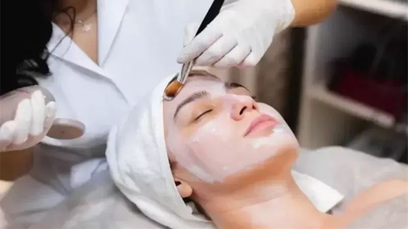 من الترطيب إلى النوم العميق.. كيف تعتني ببشرتك بعد السهر والمكياج؟