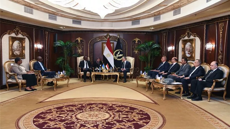  وزير الداخلية يبحث مع نظيره الرواندي تعزيز التعاون الأمني وتبادل الخبرات بين البلدين