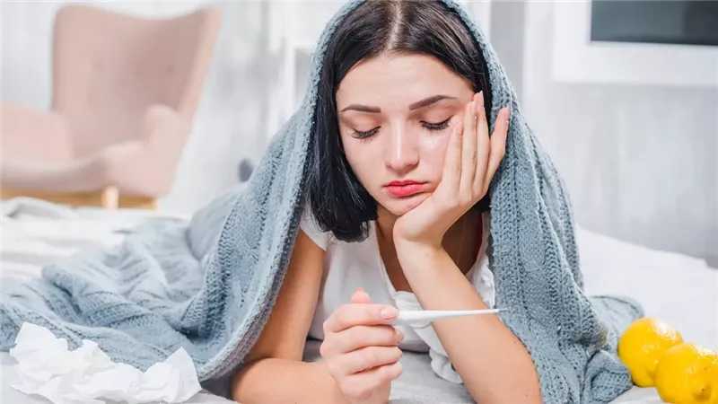 من التوتر إلى نقص النوم.. أسباب خفية وراء أعراض «إنفلونزا الدورة الشهرية»