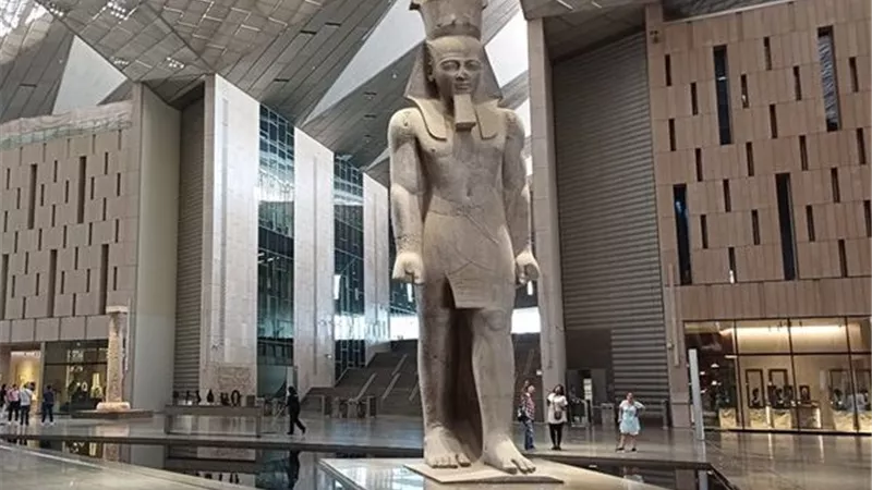 القناع الذهبي لتوت عنخ آمون يستقر بالمتحف المصري الكبير.. كواليس النقل واستعدادات الافتتاح الأسطوري