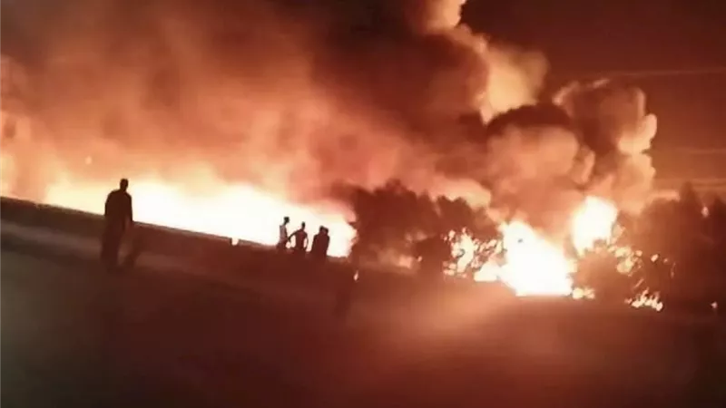 حدث ليلًا.. 120 دقيقة رعب بعد اندلاع حريق هائل التهم مخزن أخشاب ببلبيس