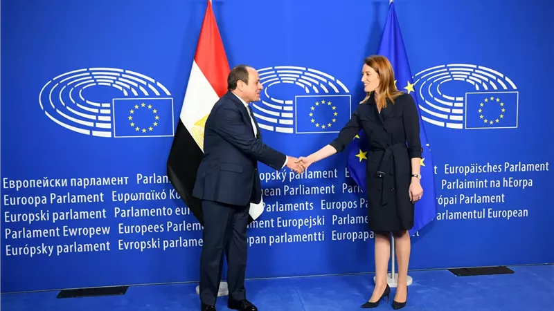 الرئيس السيسي يلتقي رئيسة البرلمان الأوروبي ويوقّع في سجل الشرف ببروكسل
