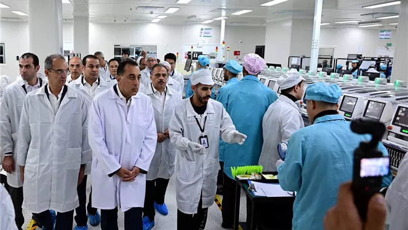 رئيس الوزراء يفتتح مصنع شركة 