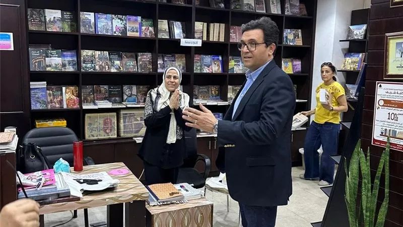 وزير الثقافة يتفقد مكتبة 