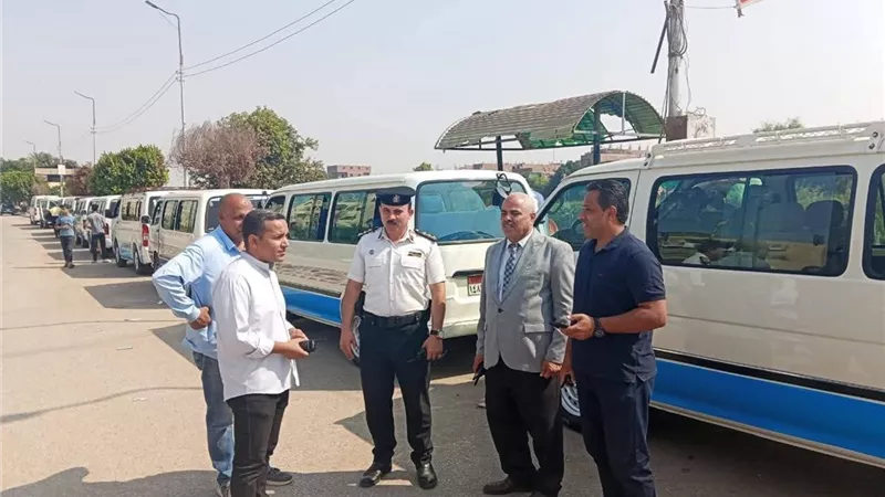 محافظ المنيا يتابع المواقف العامة للتأكد من الالتزام بتعريفة المواصلات الجديدة