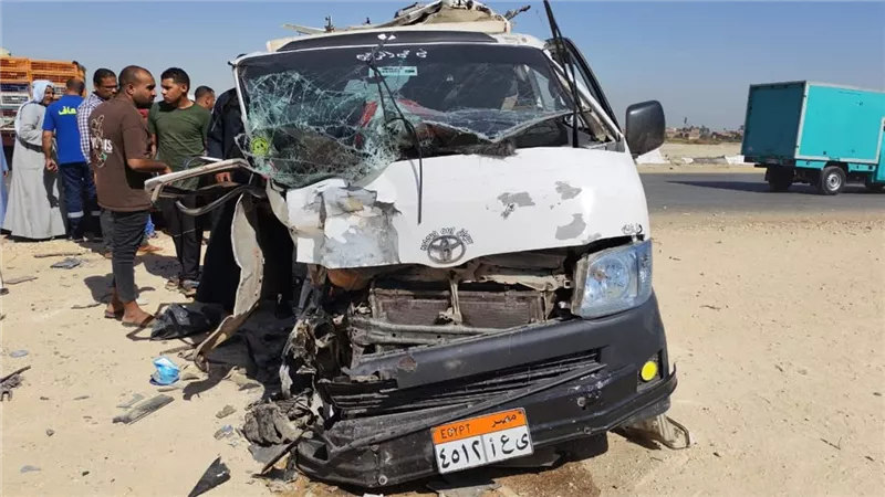 11 مصابًا في تصادم ميكروباص وربع نقل بمركز منفلوط بأسيوط