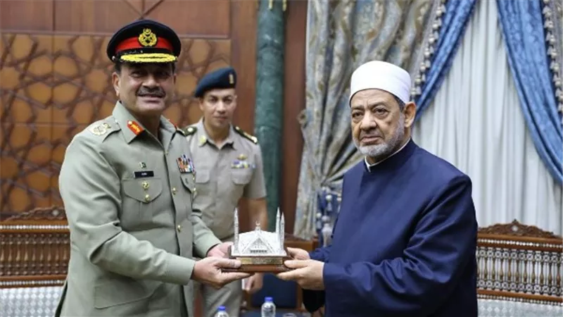 شيخ الأزهر يستقبل قائد الأركان الباكستاني لبحث سبل تعزيز التعاون الديني